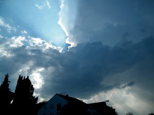 Dramatische Cumulusnimbus Wolken über Pforzheim