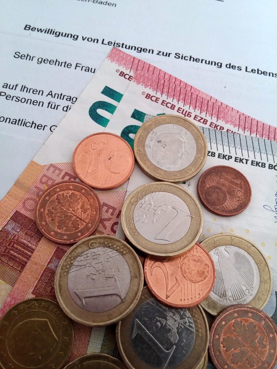 Geld liegt auf einem Hartz 4 Bescheid